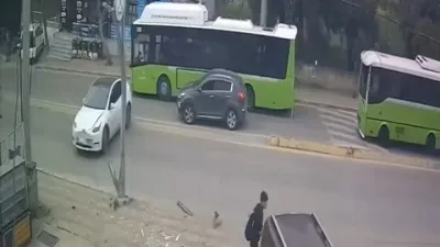 Darıca'da Tesla marka aracın kontrolsüz U dönüşü nedeniyle meydana gelen