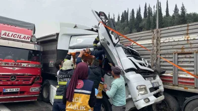 TEM Otoyolu'nda meydana gelen zincirleme kazada sürücü kabinde sıkışarak yaralandı.