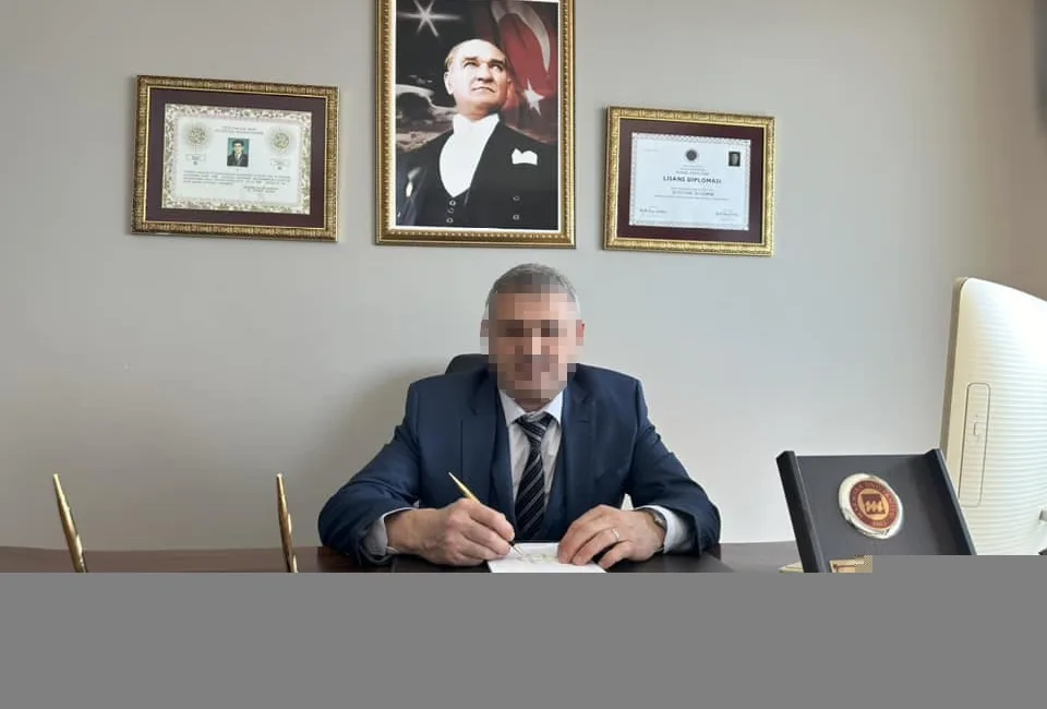 Ünlü avukat Prof. Dr. Seyithan D., eski öğrencisini ziyaret ederken