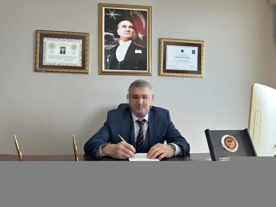 Ünlü avukat Prof. Dr. Seyithan D., eski öğrencisini ziyaret ederken