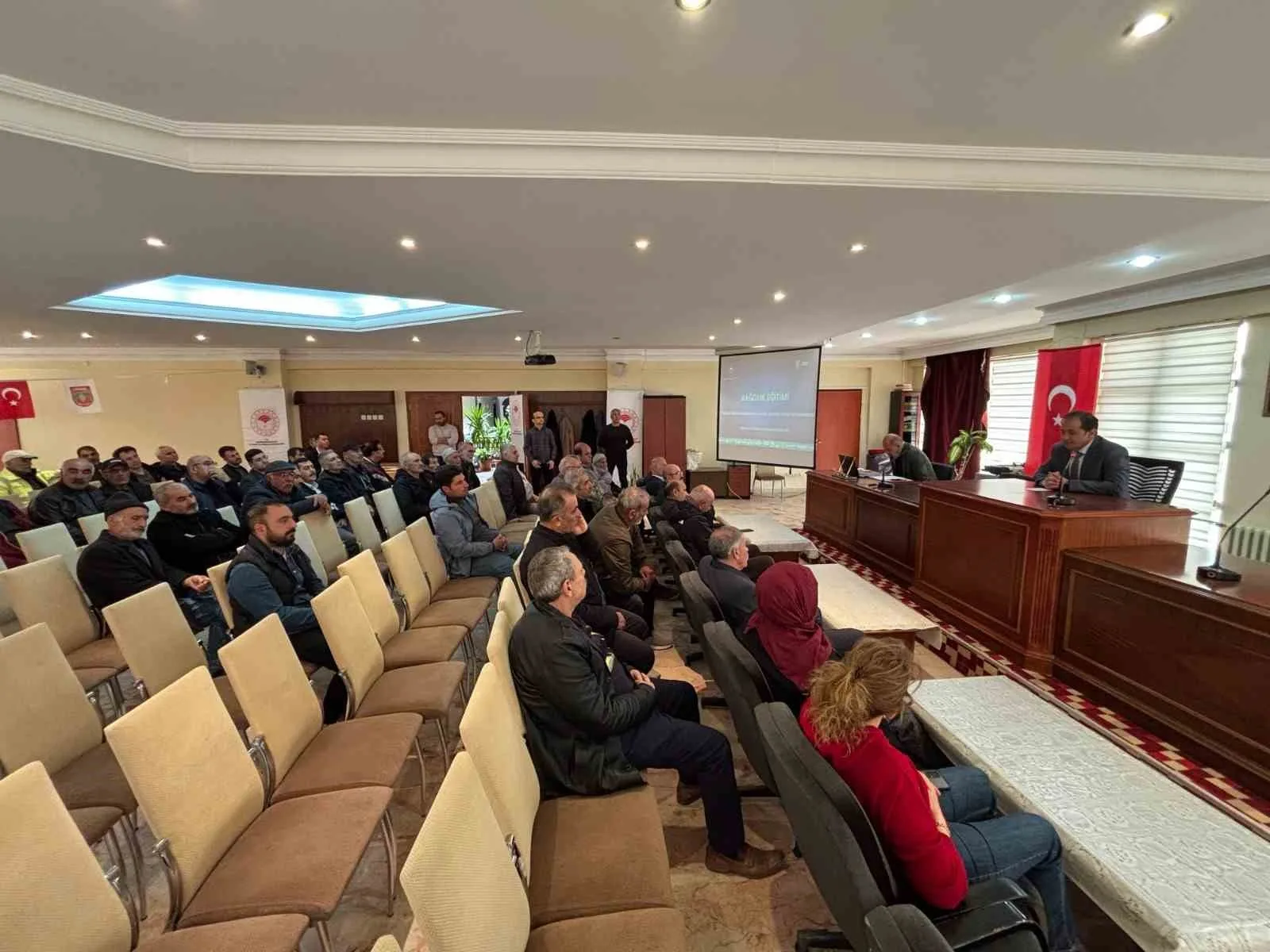 Erzincan'ın Üzümlü ilçesinde bağcılıkta hastalık ve zararlılarla mücadele eğitimi düzenlendi.