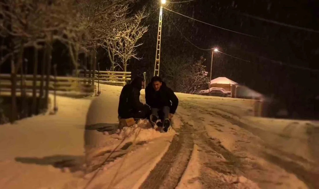 Erzurum'un Uzundere ilçesinde gençler karla kaplı sokaklarda kızakla kayarak keyifli