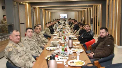 Erzincan Valisi Hamza Aydoğdu, Mehmetçiklerle birlikte İl Jandarma Komutanlığı'nda sahur