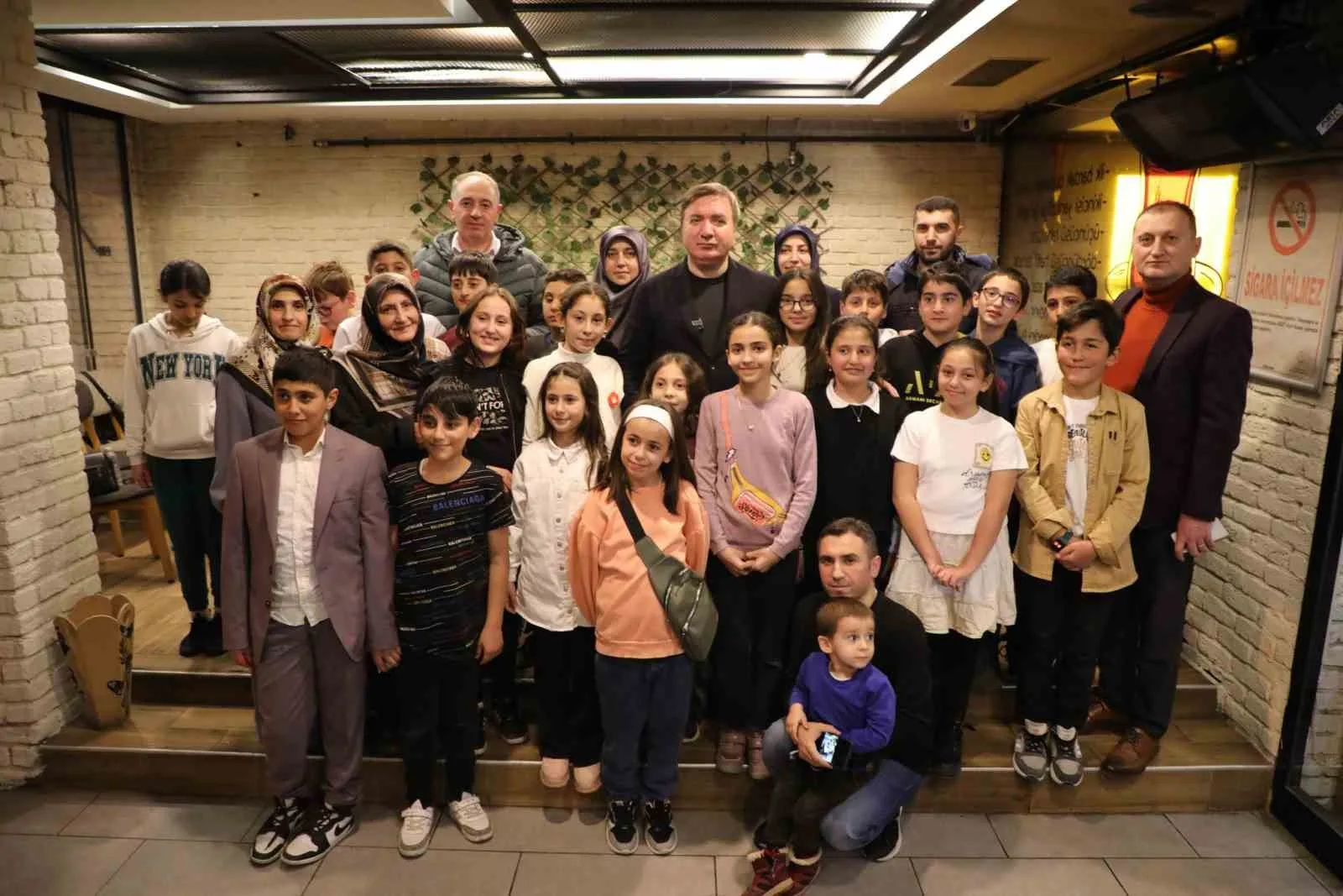 Erzincan Valisi Hamza Aydoğdu, öğrencilerle buluşarak Kadir Gecesi ve Ramazan