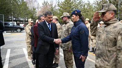 Erzurum Valisi Mustafa Çiftçi, bayram namazının ardından jandarma personeliyle buluşarak