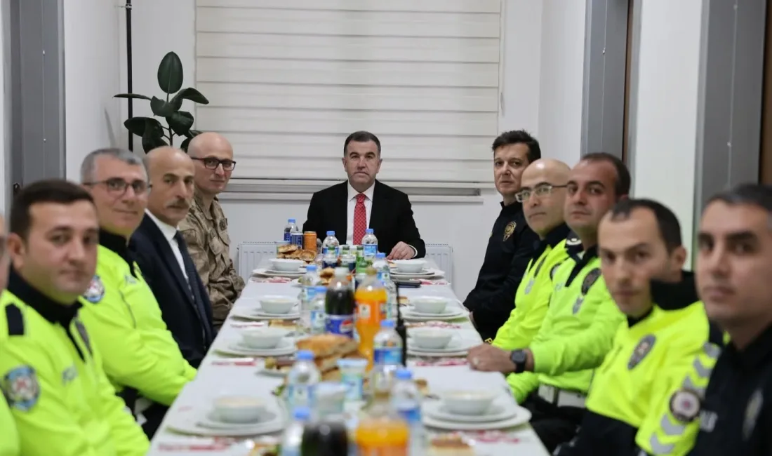 Bayburt Valisi Mustafa Eldivan, trafik ekipleriyle iftar programında buluştu. Teşekkür