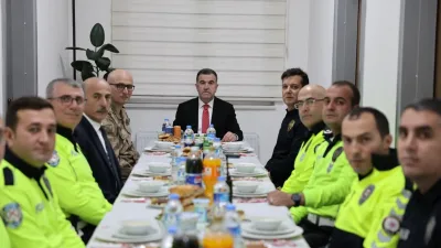 Bayburt Valisi Mustafa Eldivan, trafik ekipleriyle iftar programında buluştu. Teşekkür