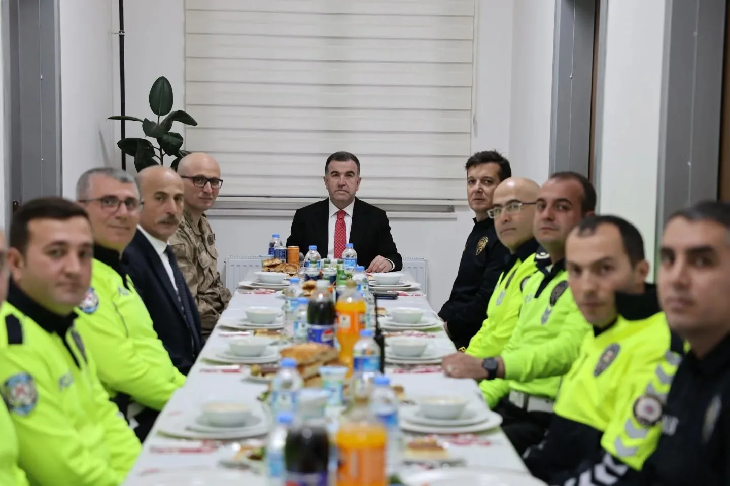 Bayburt Valisi Mustafa Eldivan, trafik ekipleriyle iftar programında buluştu. Teşekkür