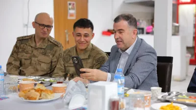 Bayburt Valisi Mustafa Eldivan, Mehmetçiklerle sahurda bir araya gelerek askerlerin