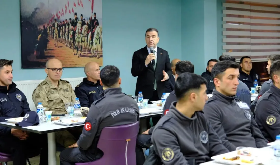 Bayburt Valisi Mustafa Eldivan, POMEM öğrencileriyle iftarda buluştu. Genç polis