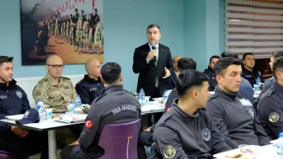 Bayburt Valisi Mustafa Eldivan, POMEM öğrencileriyle iftarda buluştu. Genç polis