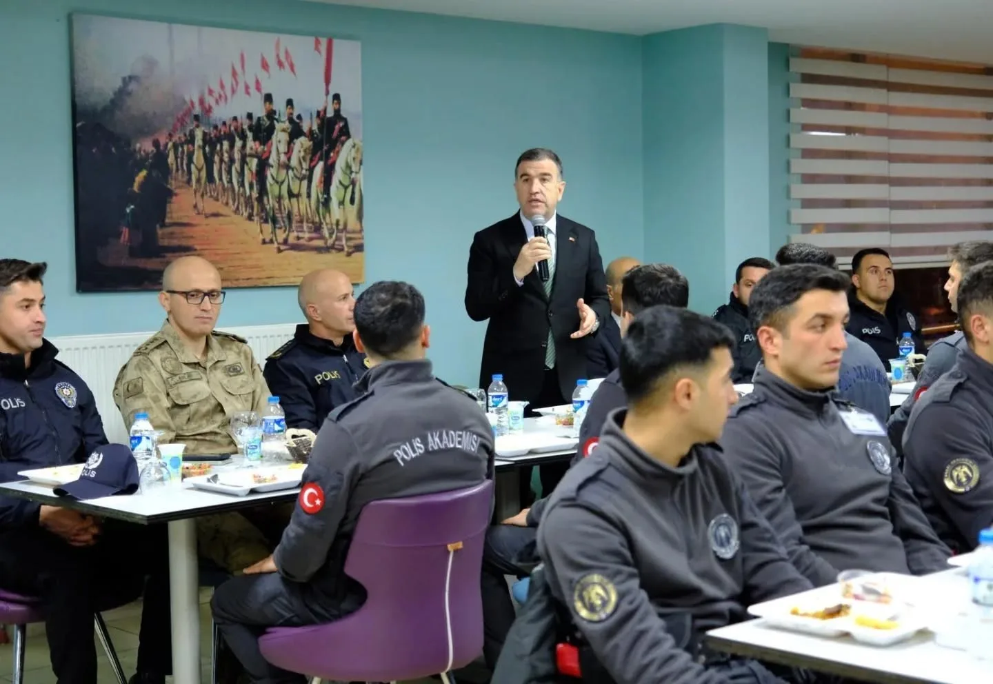 Bayburt Valisi Mustafa Eldivan, POMEM öğrencileriyle iftarda buluştu. Genç polis