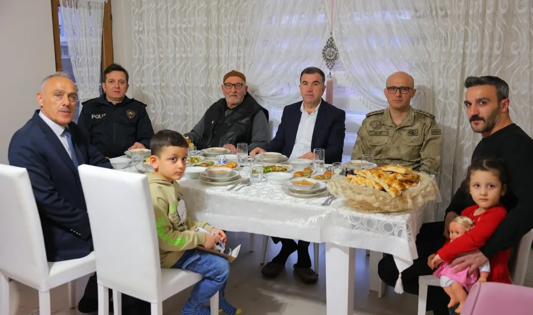 Bayburt Valisi Mustafa Eldivan, Şehit Fatih Kostik’in ailesini iftarda ziyaret