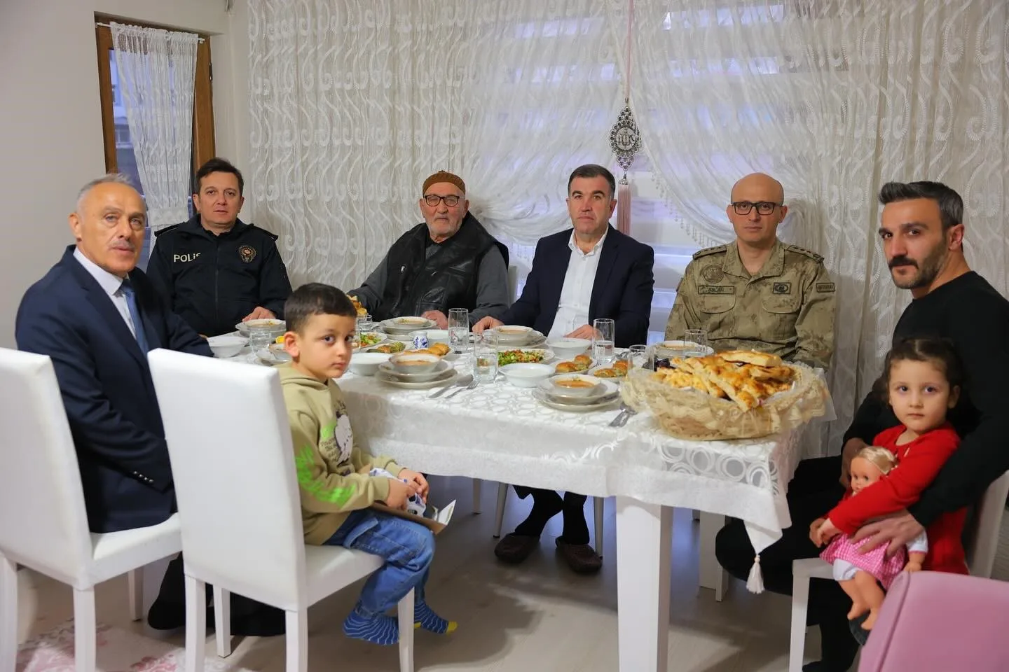 Bayburt Valisi Mustafa Eldivan, Şehit Fatih Kostik’in ailesini iftarda ziyaret