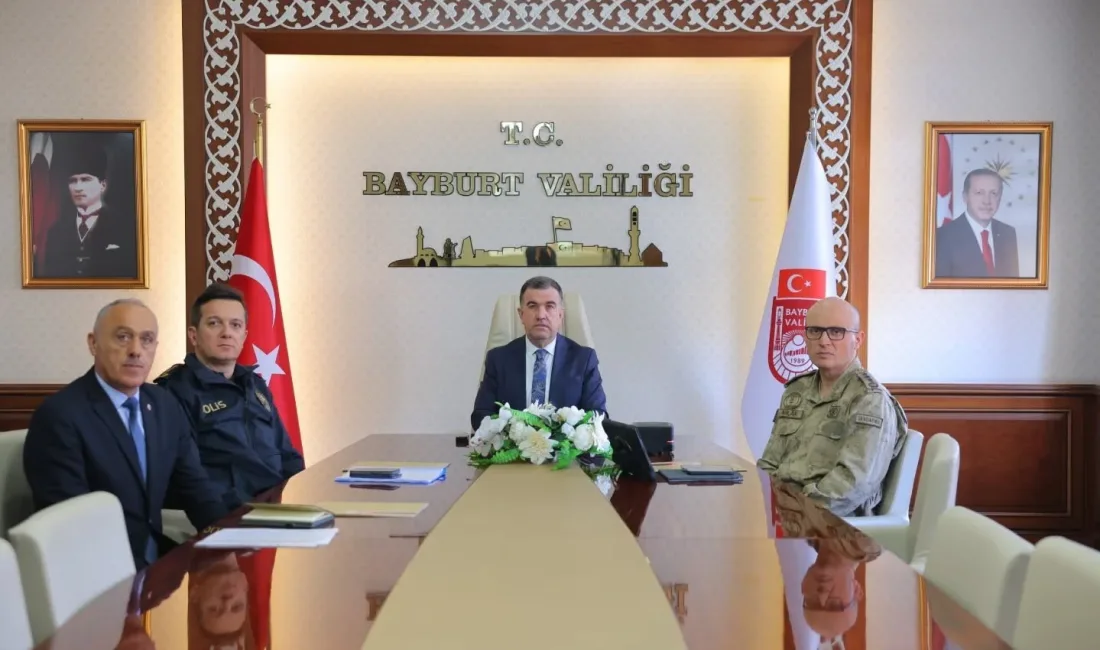 Bayburt Valisi Mustafa Eldivan, İçişleri Bakanı Ali Yerlikaya ve Aile