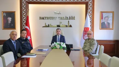 Bayburt Valisi Mustafa Eldivan, İçişleri Bakanı Ali Yerlikaya ve Aile