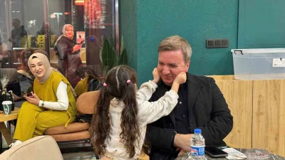 Erzincan Valisi Hamza Aydoğdu, kafede gençlerle sohbet ederken yanına gelen