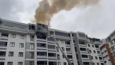 Derince ilçesindeki Safir Konakları sitesinde çıkan yangında can pazarı yaşandı.