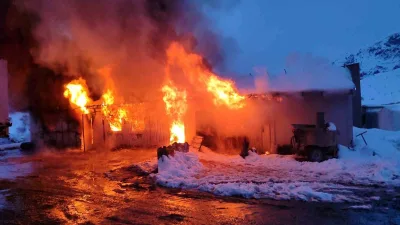 Bayburt-Erzurum kara yolundaki Kop Tünel inşaat şantiyesinde gece çıkan yangında