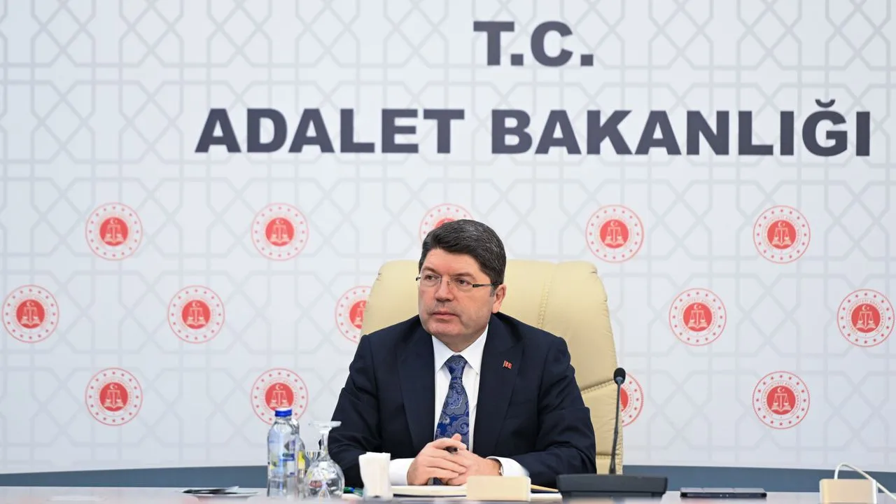 Adalet Bakanı Yılmaz Tunç, terörle mücadelede önceliğin silah bırakılması olduğunu