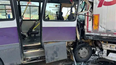 Artvin'in Hopa ilçesinde dolu dolmuş minibüsün park halindeki tıra çarpması