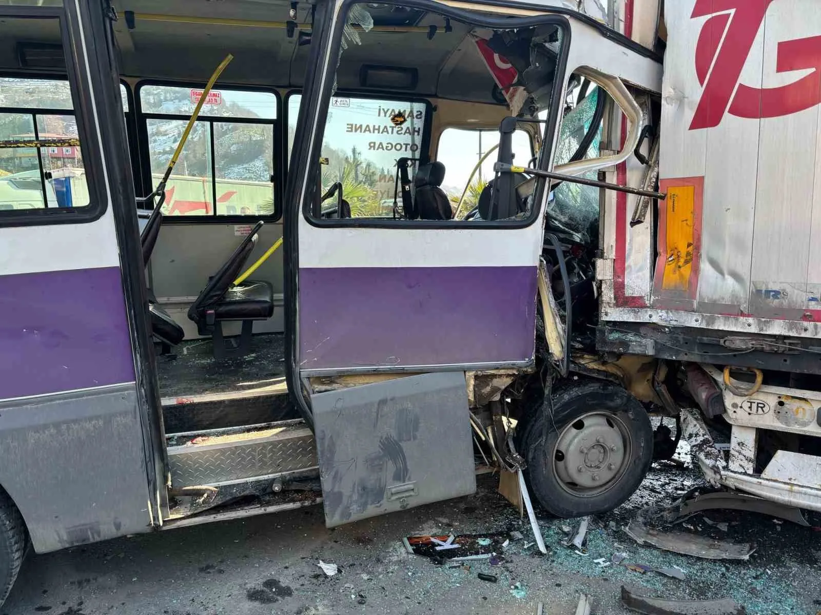 Artvin'in Hopa ilçesinde dolu dolmuş minibüsün park halindeki tıra çarpması