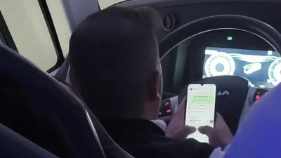 Seyir halinde cep telefonuyla mesajlaşan Aras Turizm otobüs şoförü Erzurum’dan