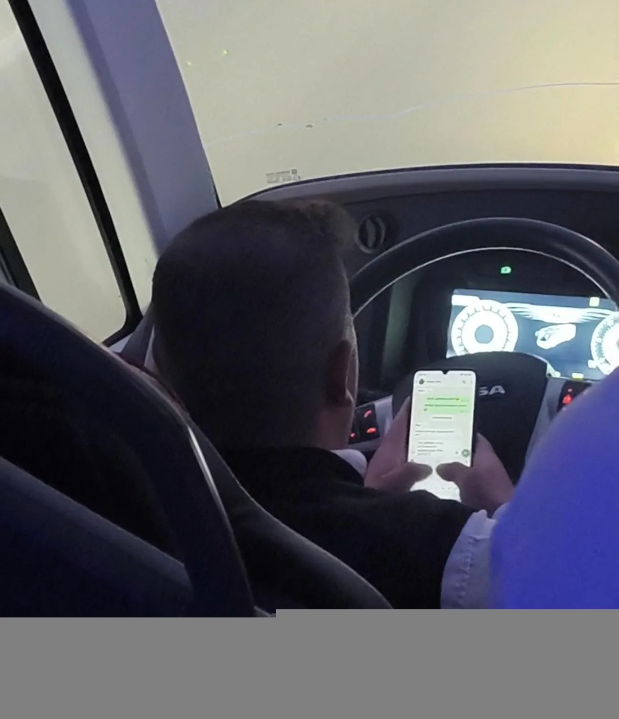 Seyir halinde cep telefonuyla mesajlaşan Aras Turizm otobüs şoförü Erzurum’dan