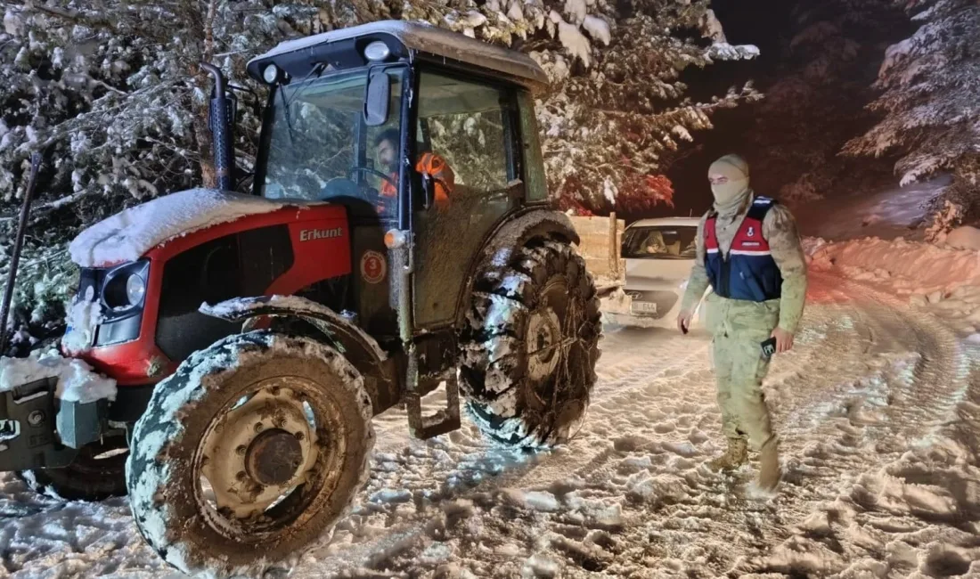 Erzurum'da etkili olan yoğun kar yağışı sonucu yolda kalan vatandaşlara