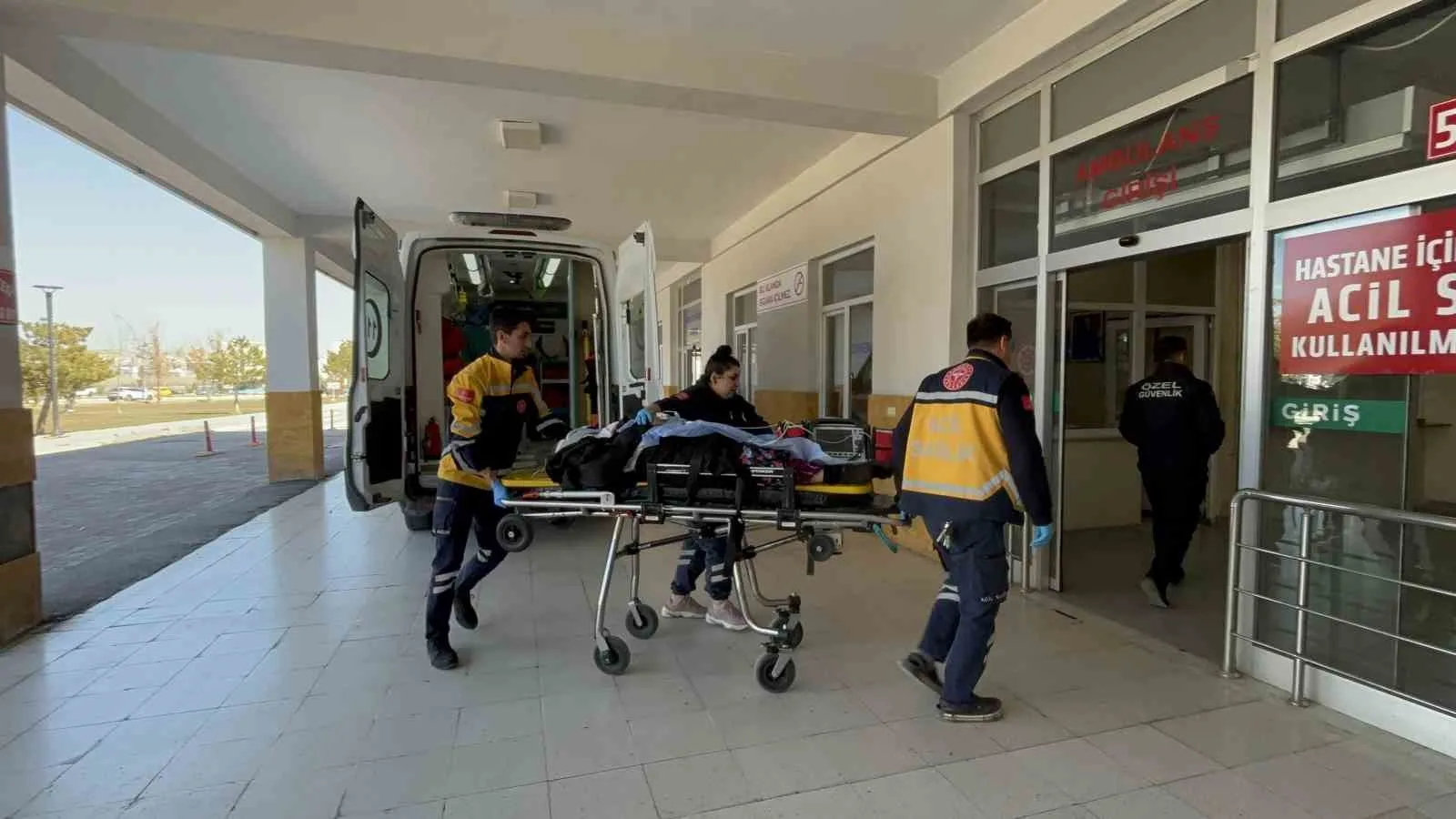 Sivas'ta meydana gelen kazada, Fiat Tofaş marka araç şarampole uçtu