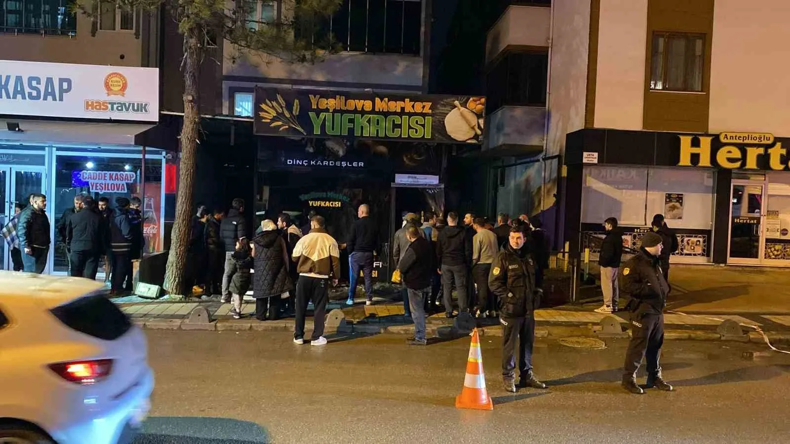 Kocaeli'nde bulunan bir yufkacı dükkanında çıkan yangın, itfaiye ekipleri tarafından