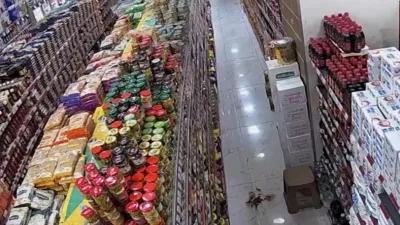 Hakkari Yüksekova'da hissedilen 4.8 büyüklüğündeki depremin anı güvenlik kamerasında görüntülendi.