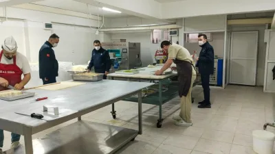 Erzincan'da zabıta ekipleri, Ramazan Bayramına hazırlık kapsamında tatlı ve börek