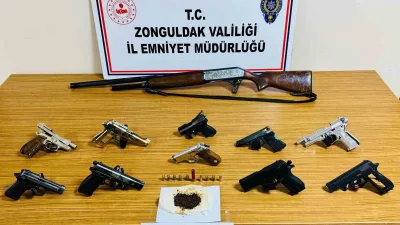 Zonguldak'ta gerçekleştirilen operasyonda 10 tabanca, mühimmat ve uyuşturucu ele geçirildi.