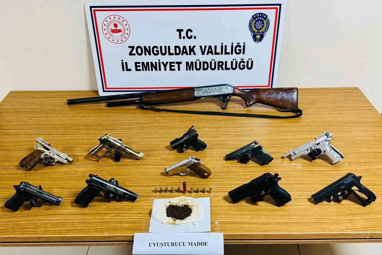 Zonguldak'ta gerçekleştirilen operasyonda 10 tabanca, mühimmat ve uyuşturucu ele geçirildi.