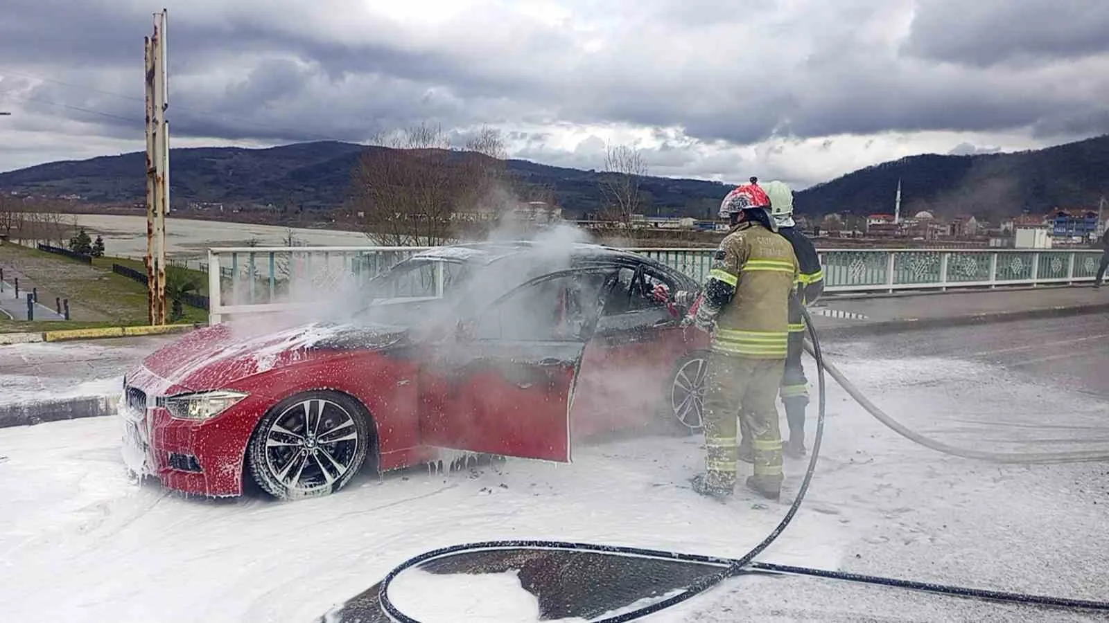 Çaycuma ilçesindeki bir köprü üzerinde seyir halindeki lüks bir BMW,