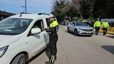 Zonguldak'ta trafik ekipleri Fevzipaşa Caddesi'nde denetimlerini sürdürdü. Sürücülerin belgeleri kontrol