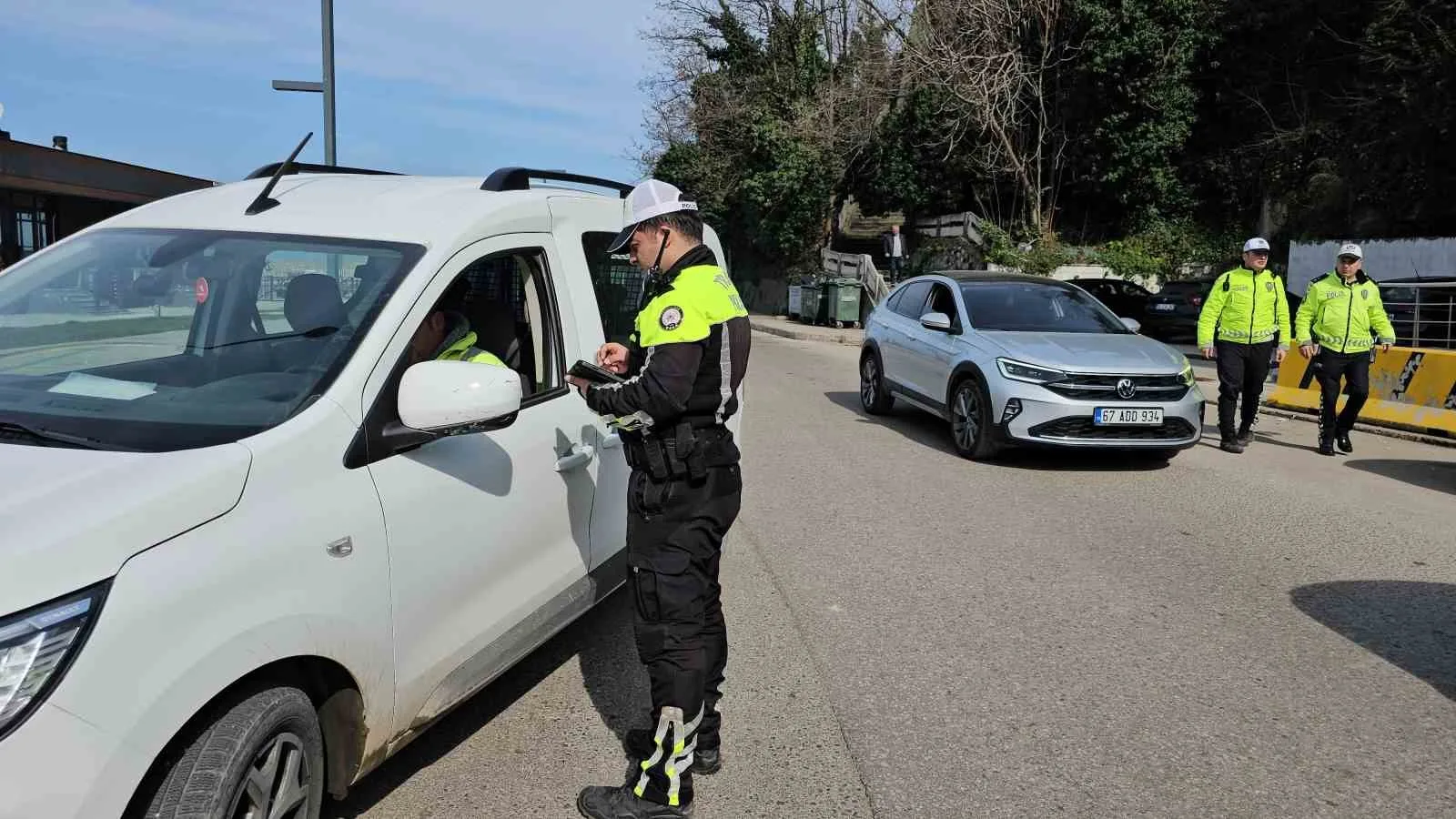 Zonguldak'ta trafik ekipleri Fevzipaşa Caddesi'nde denetimlerini sürdürdü. Sürücülerin belgeleri kontrol