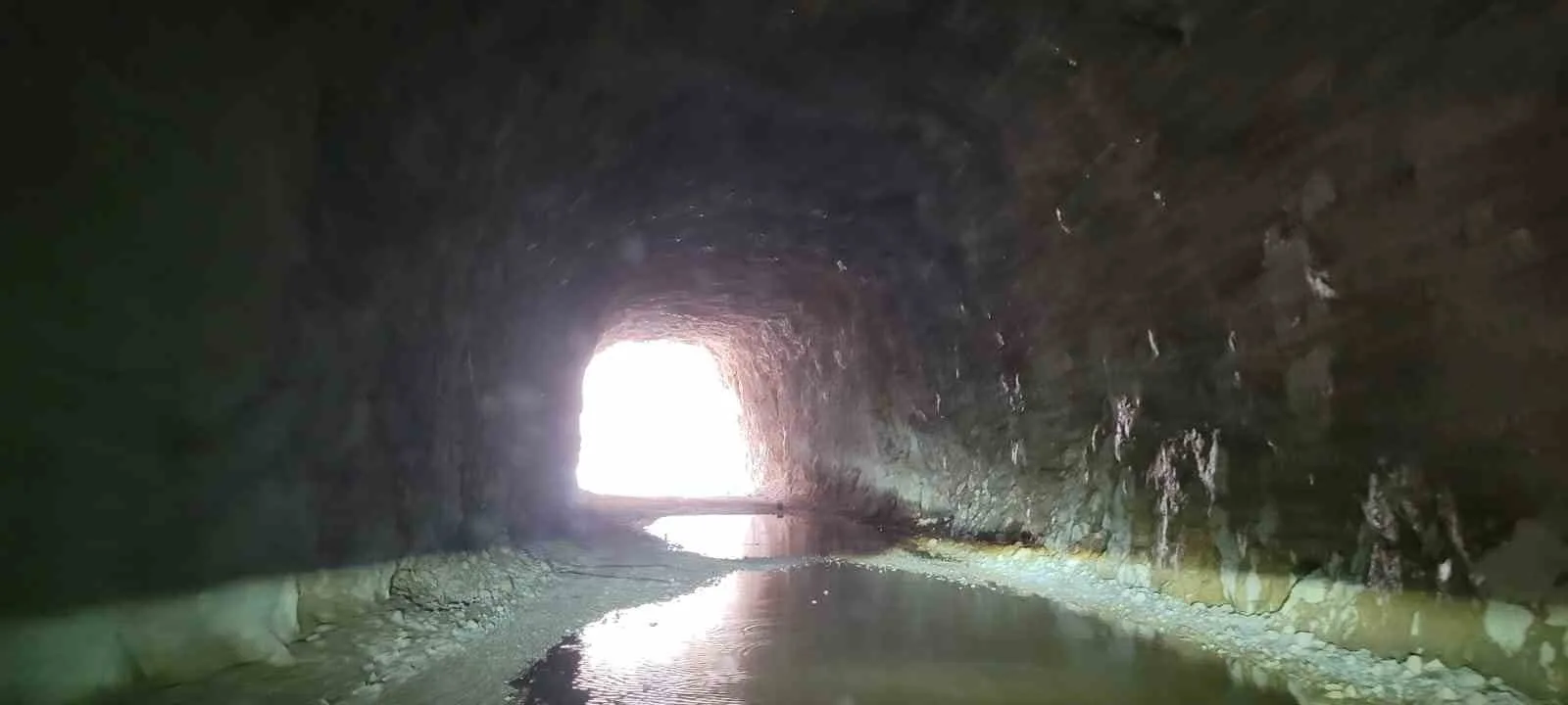 Erzincan'ın Kemaliye ilçesinde 132 yılda tamamlanan taş yol, eriyen kar