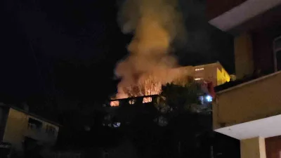Zonguldak’ta iki katlı bir binada çıkan yangın büyüyerek yan tarafında