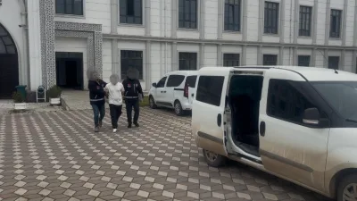 Kocaeli'nin Derince ilçesinde evinin önünde boğazından bıçaklanarak ağır yaralanan 28