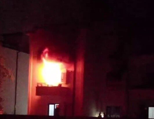 Sakarya’nın Akyazı ilçesinde 3 katlı binanın ikinci katında çıkan yangın
