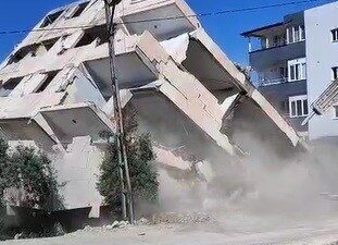 Hatay’ın Antakya ilçesinde 4 katlı binanın iş makinesinin darbesiyle yerle