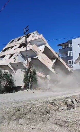 Hatay’ın Antakya ilçesinde 4 katlı binanın iş makinesinin darbesiyle yerle