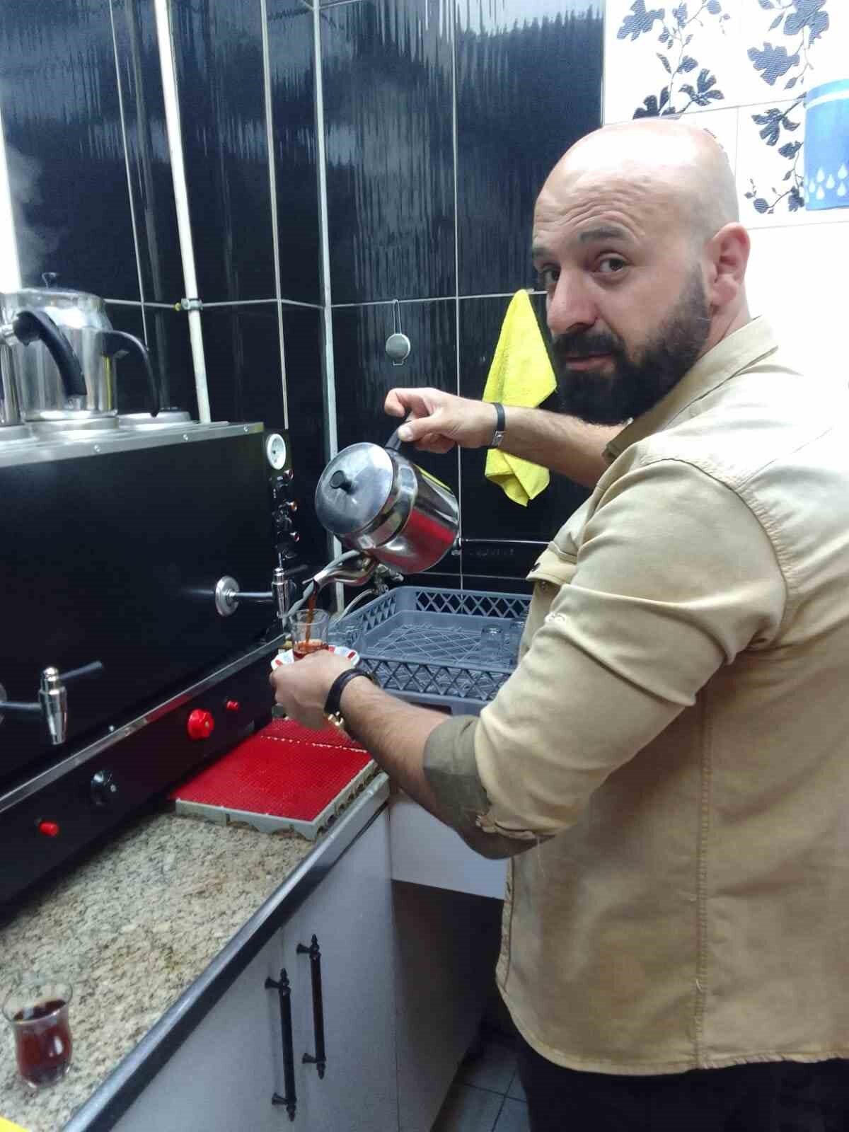Erzurum’un Yakutiye ilçesi Taş mağaza semtinde Karabıyık ailesi, çay ocağı