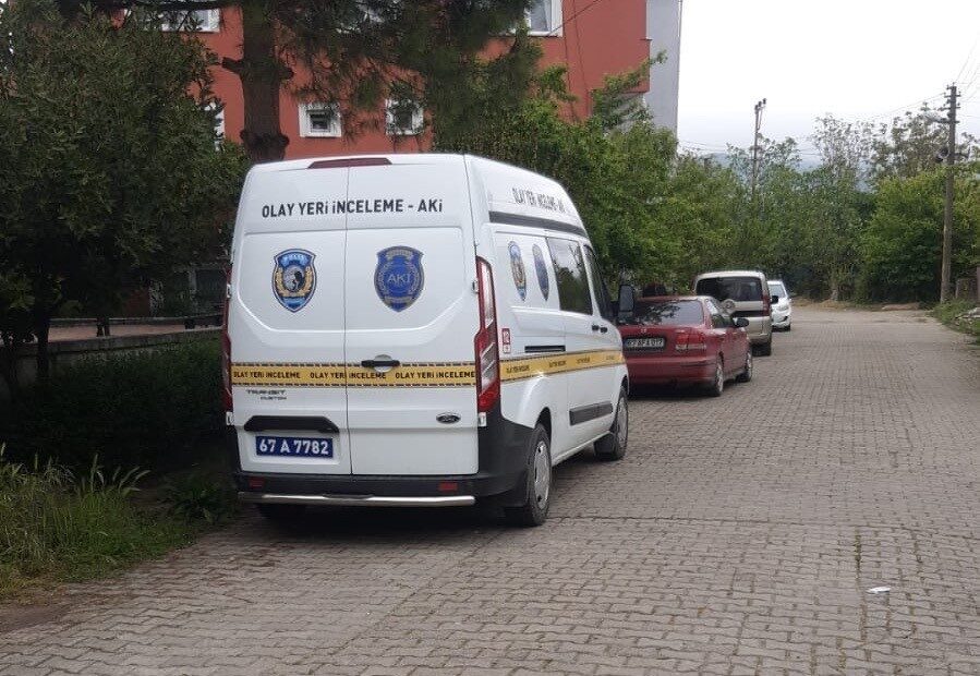 Zonguldak’ın Çaycuma ilçesinde 55 yaşındaki şahıs, evinin balkonunda ölü bulundu.