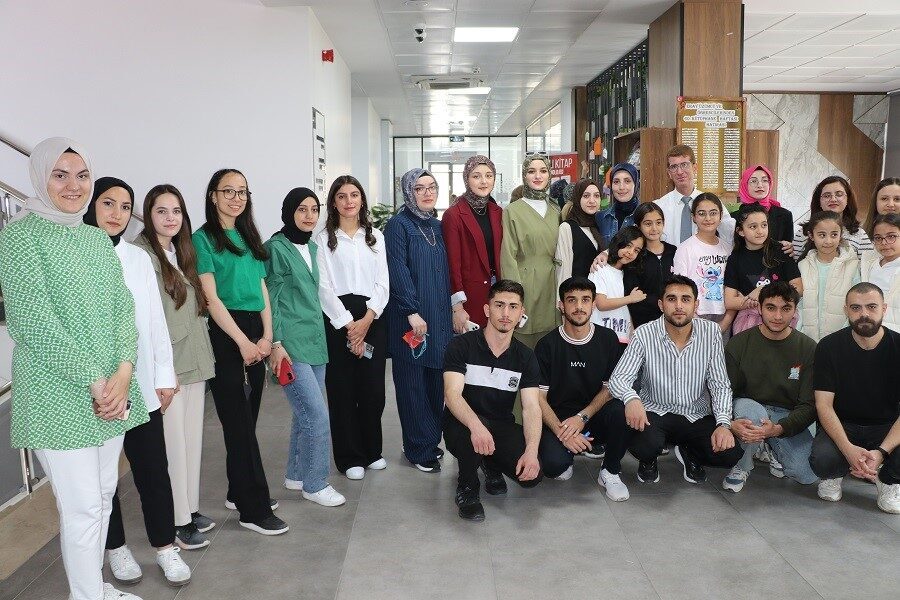 61. Kütüphane Haftası etkinlikleri kapsamında üniversite öğrencileri ve küçük öğrenciler