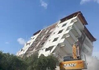 Hatay’ın Defne ilçesinde 7 katlı binanın iş makinesinin darbesiyle yerle