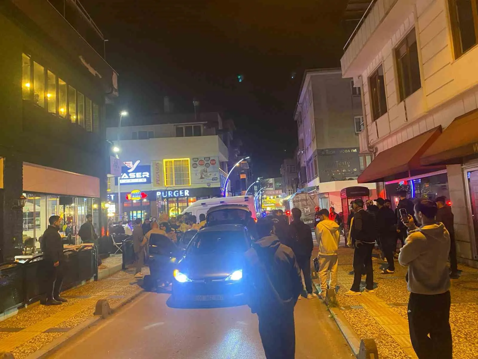 Adapazarı'nda akrabalar arasında çıkan kavgada bir kişi bıçaklanarak yaralandı. Olay