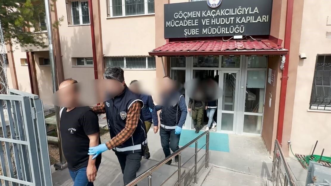 Yurda yasadışı yollarla giren 5 Afganistan uyruklu şahıs Sivas’ta yakalandı.